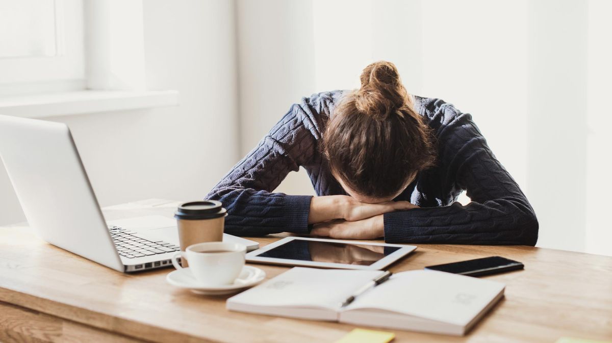 Von Kopfschmerzen bis Bauchweh: Daran erkennst du typische Stresssymptome!