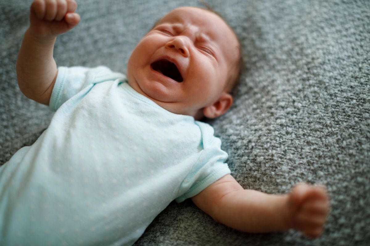 Baby weint im Schlaf? Hilfreiche Tipps für Eltern