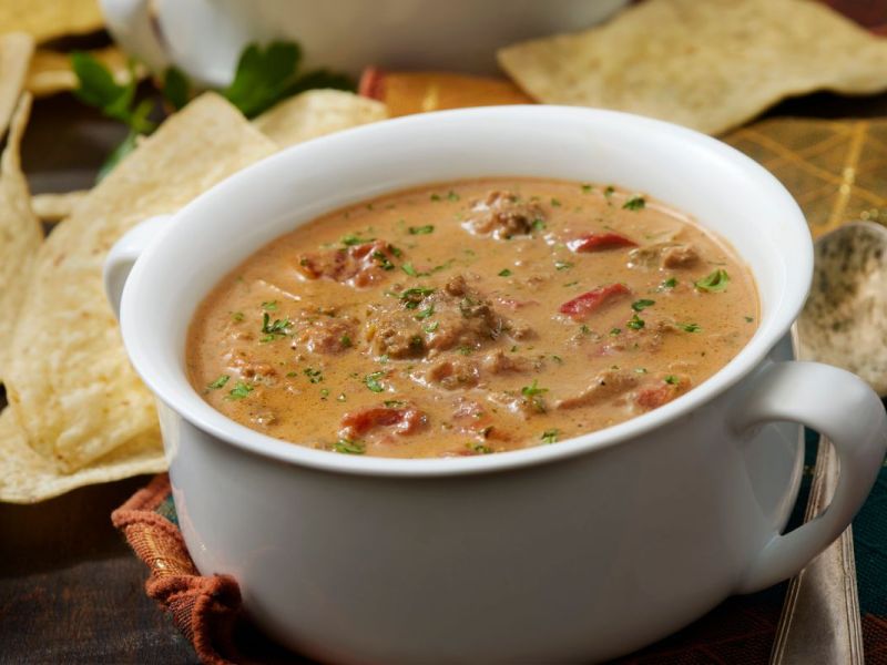 Hackfleisch-Käse-Suppe mit Tomaten