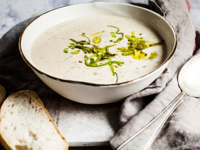 Blumenkohlsuppe mit Käse und Lauch: Genussvoll abnehmen