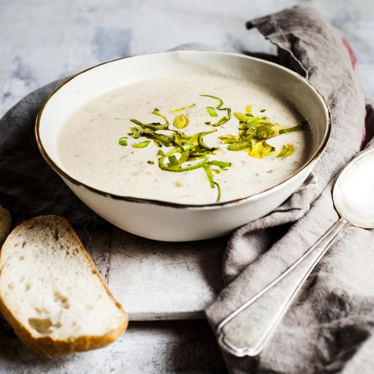 Blumenkohlsuppe mit Käse und Lauch: Genussvoll abnehmen