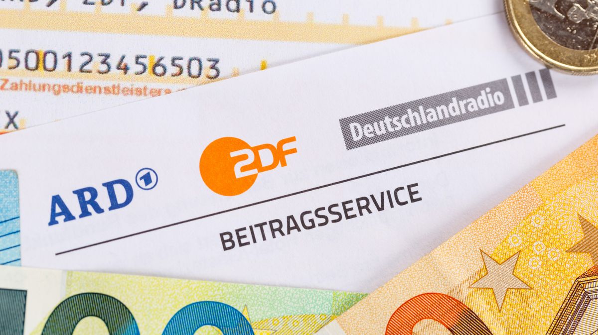 Brief &uuml;ber die Rundfunkgeb&uuml;hren. Darauf liegen Geldscheine.