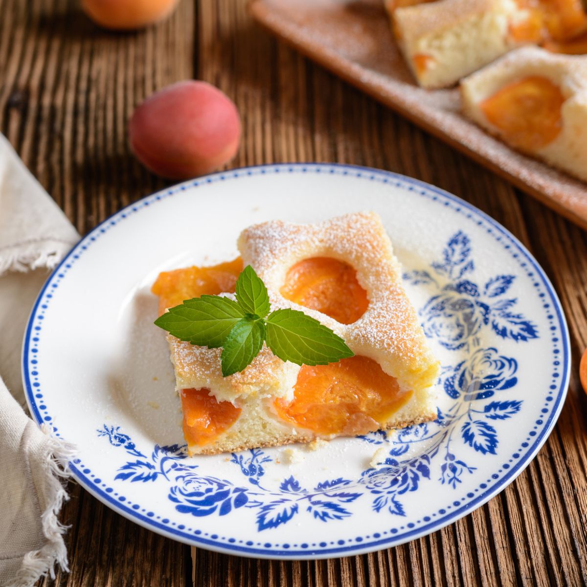 Hausgemachter Aprikosen-Biskuitkuchen: Himmlisches Rezept vom Blech