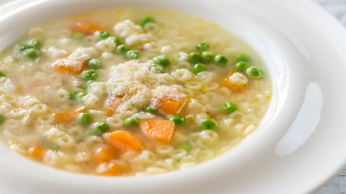 Italienische Pastina-Suppe mit Parmesan