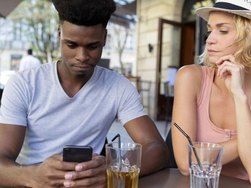 Phubbing: So schadet ständige Handynutzung eurer Beziehung