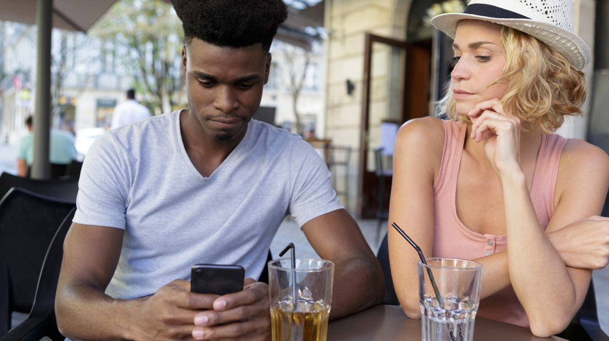 Phubbing: So schadet ständige Handynutzung eurer Beziehung