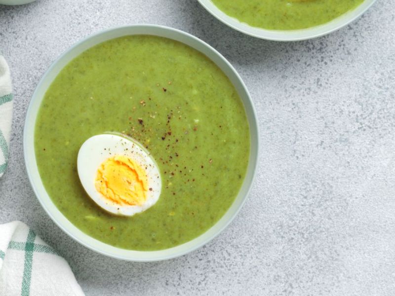 Leckere Kräutersuppe mit Ei