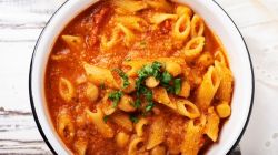 Nudel-Eintopf mit Kichererbsen