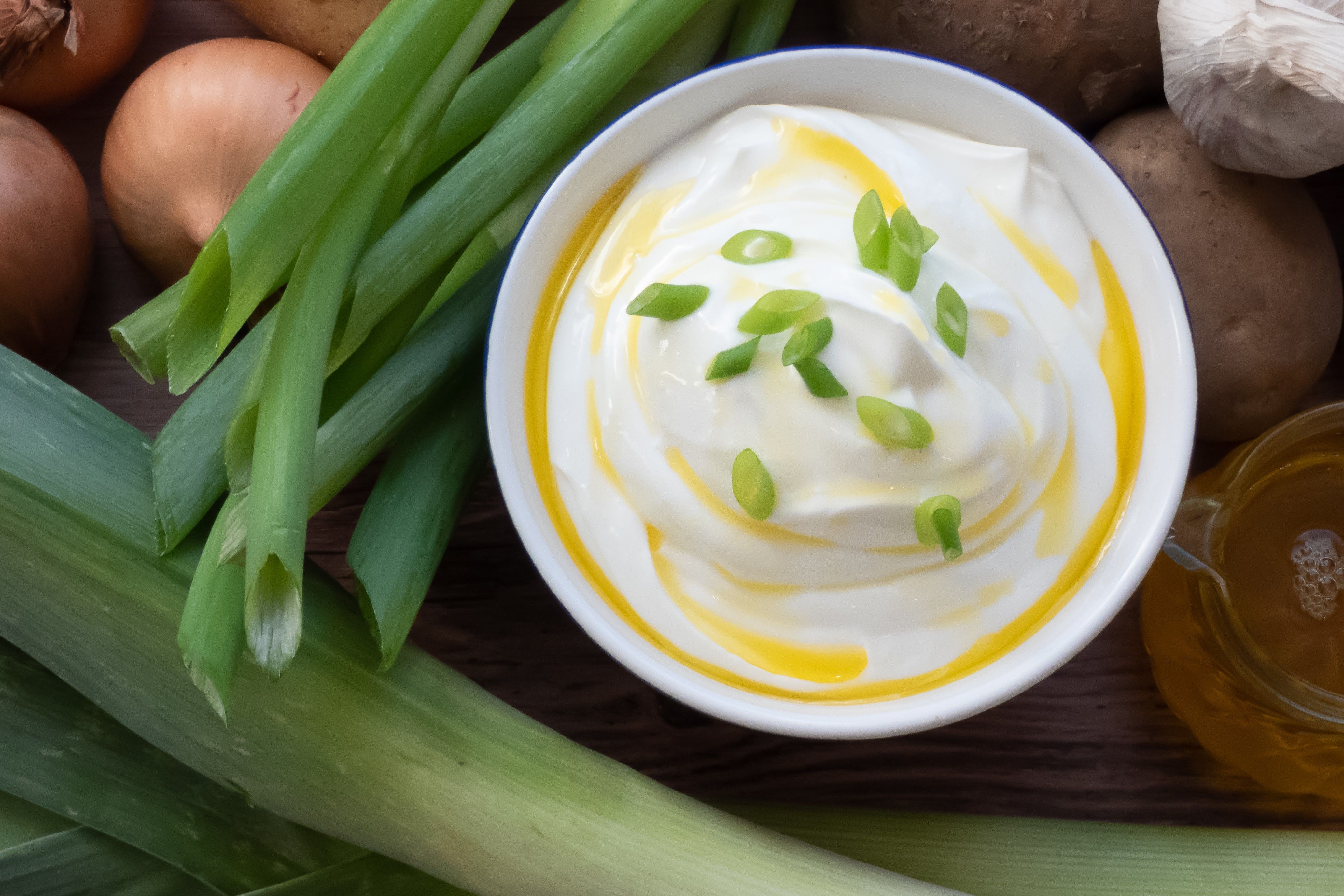 Leinöl kann man gut unter Quark oder Joghurt mischen.