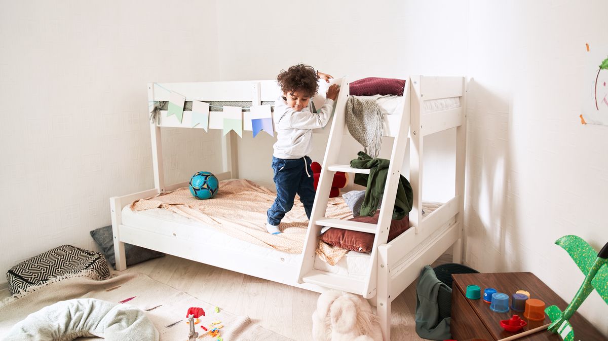 Wie alt sollten Kinder sein, damit sie sicher in einem Hochbett schlafen?