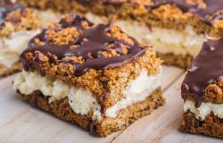 Der Friss-dich-dumm-Kuchen vereint eine luftige Puddingcreme mit einem schokoladigen Nuss-Crunch