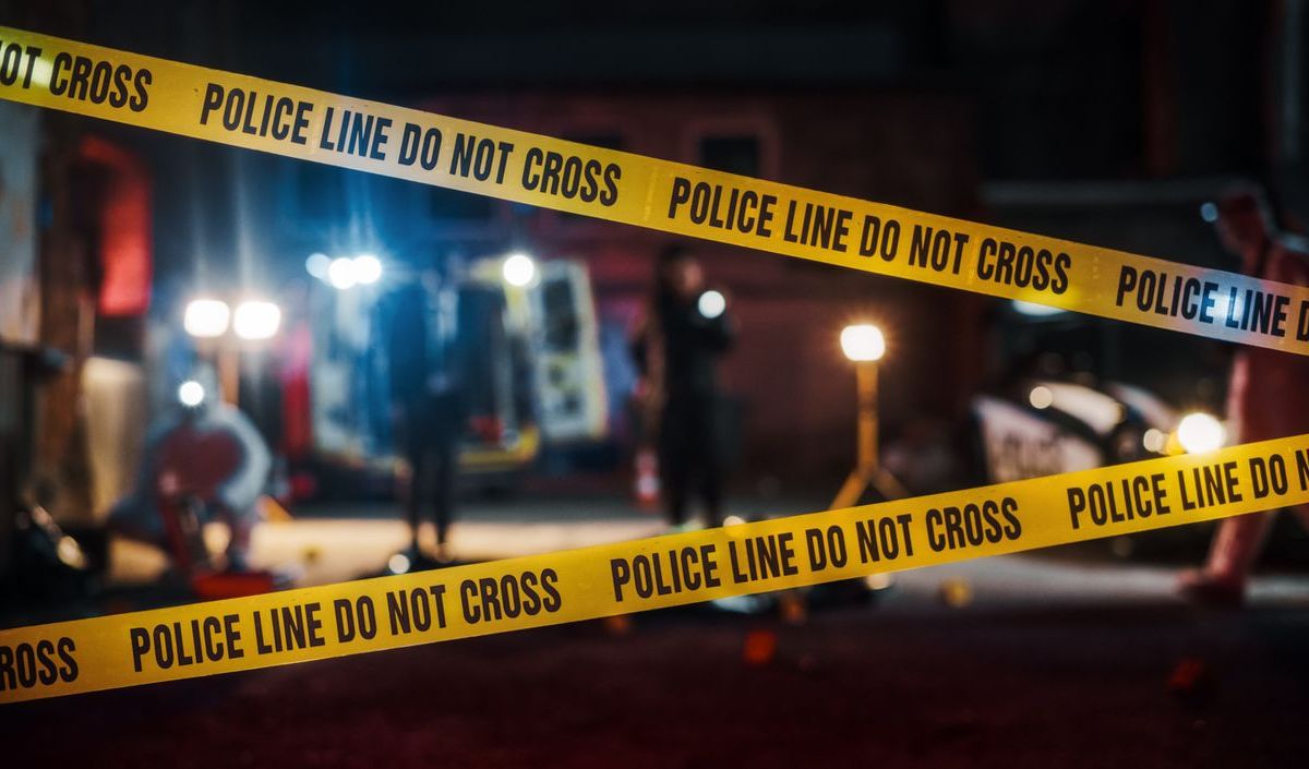 Mordermittlung, die mit einem "Police Line Do Not Cross" gesperrt ist
