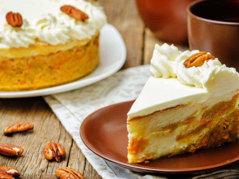 Ein Stück Carrot Cake mit Käsekuchen-Swirl auf einem Teller