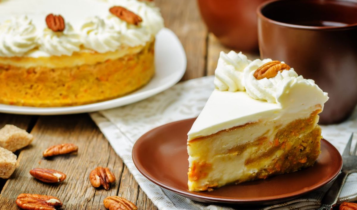 Ein Stück Carrot Cake mit Käsekuchen-Swirl auf einem Teller