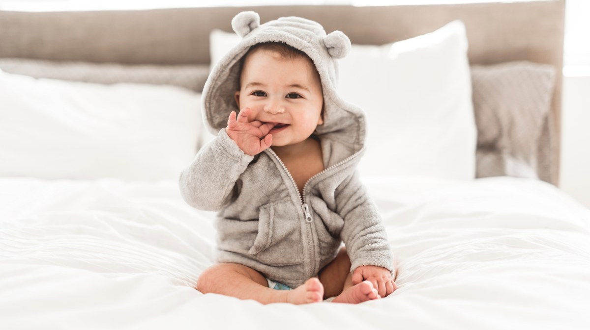 Portrait eines kleinen Jungen auf einem Bett