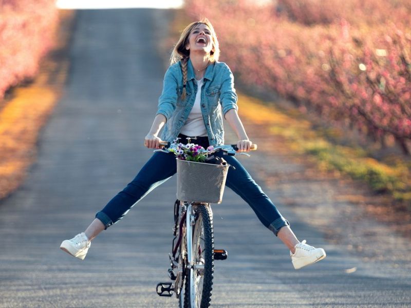 Frau auf dem Fahrrad. 