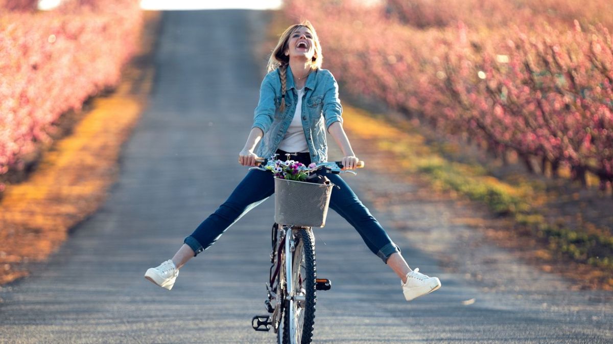 Frau auf dem Fahrrad. 