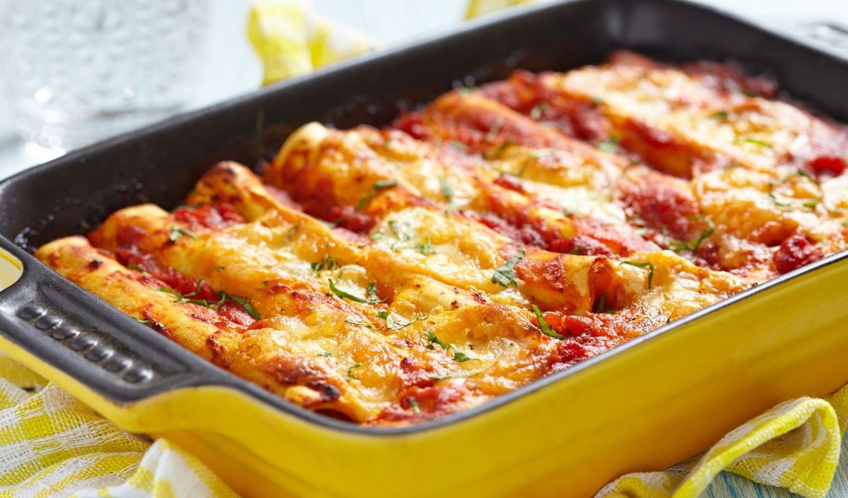 Cannelloni mit Hackfleisch-F&uuml;llung in einer Auflaufform