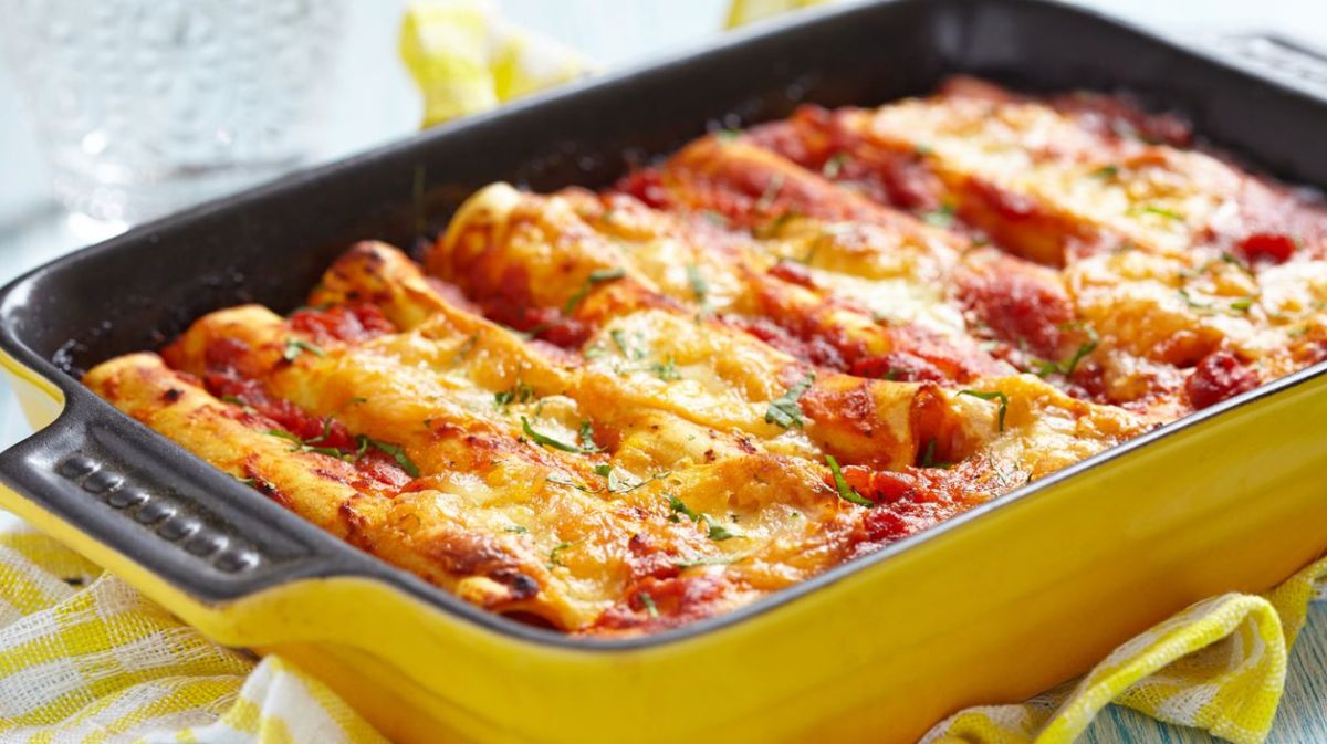 Cannelloni mit Hackfleisch-Füllung in einer Auflaufform