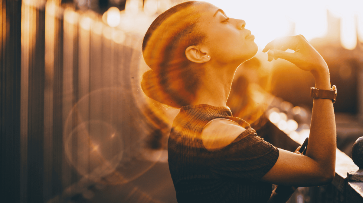 Schönes Porträtprofil. Junges Mädchen genießen den Sonnenuntergang. Romantische Stimmung.