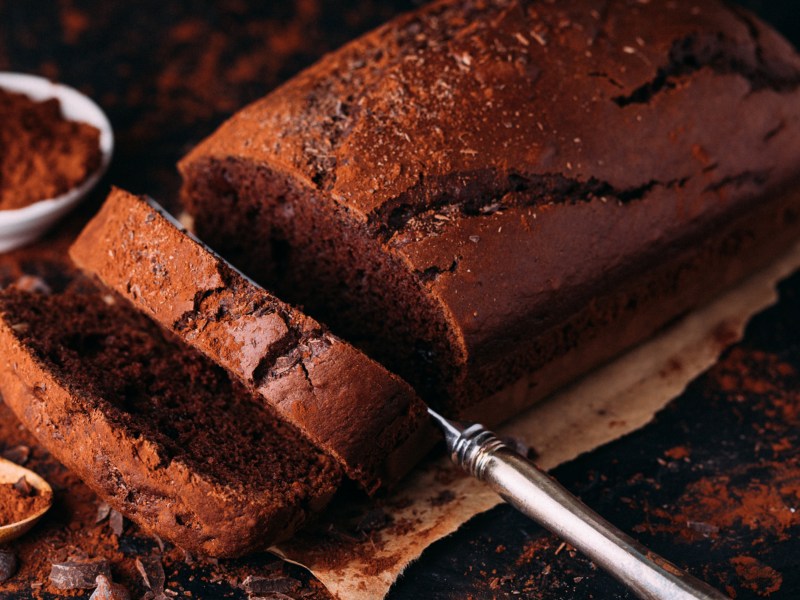 Schokokuchen auf Holzbrettchen.