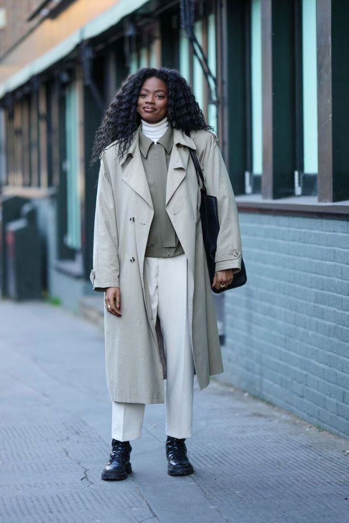 Alltagstaugliche Kombination aus Trenchcoat-Mantel, Rollkragenpullover und Schnürboots.