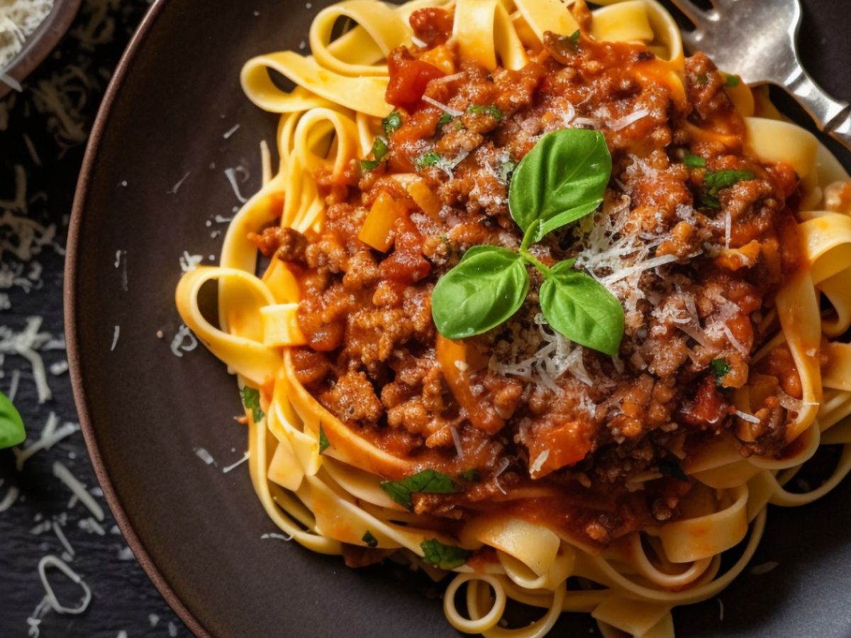 Vegane Linsenbolognese: Dieses deftige Rezept überzeugt selbst Fleischesser
