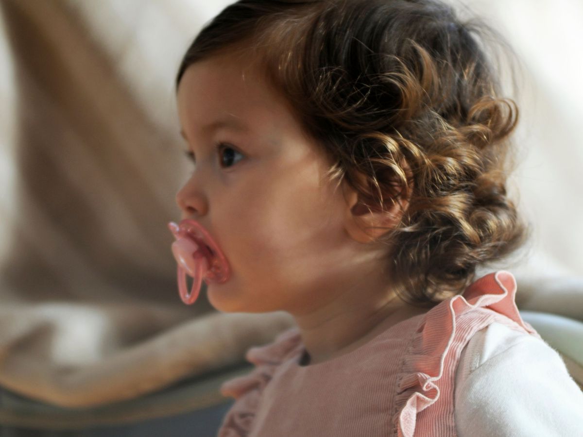 Nuckel, Schnuller & Co.: Was ist das Richtige für mein Baby?