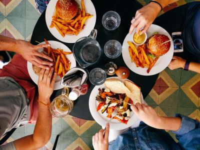 Blutdrucksenkende Lebensmittel: Salziges Essen wie Fast Food solltet ihr meiden!