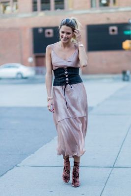 Tailleng&#xFC;rtel kombinieren: Stylisch zu Kleid und Stiefeletten