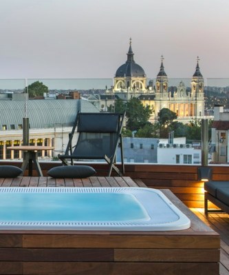 Die vielen Rooftop-Bars und Dachterassen von Madrid laden zum Chillen ein.