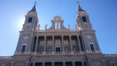 Gleich neben dem Königspalast beeindruckt die Almudena-Kathedrale.