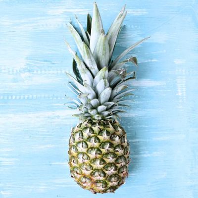 Das in Ananas enthaltene Enzym Bromelin soll beim Fett verbrennen helfen.