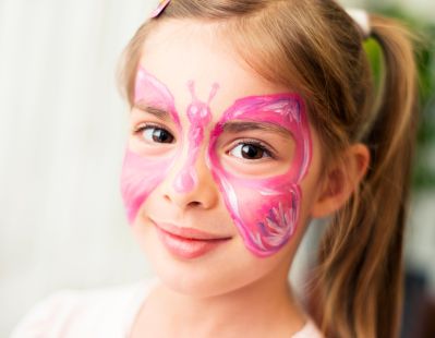 Einen hübschen Schmetterling für Karneval schminken