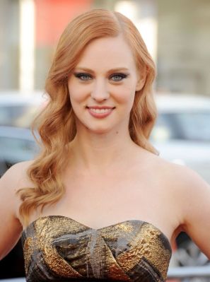 Deborah Ann Woll strahlt mit ihren roten Haaren.