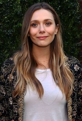 Elizabeth Olsen trägt ihr hellbraunes Haar mit Strähnen.