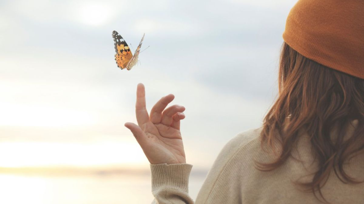 Frau und Schmetterling