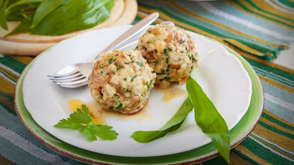 Bärlauchknödel auf einem großen weißen Teller.