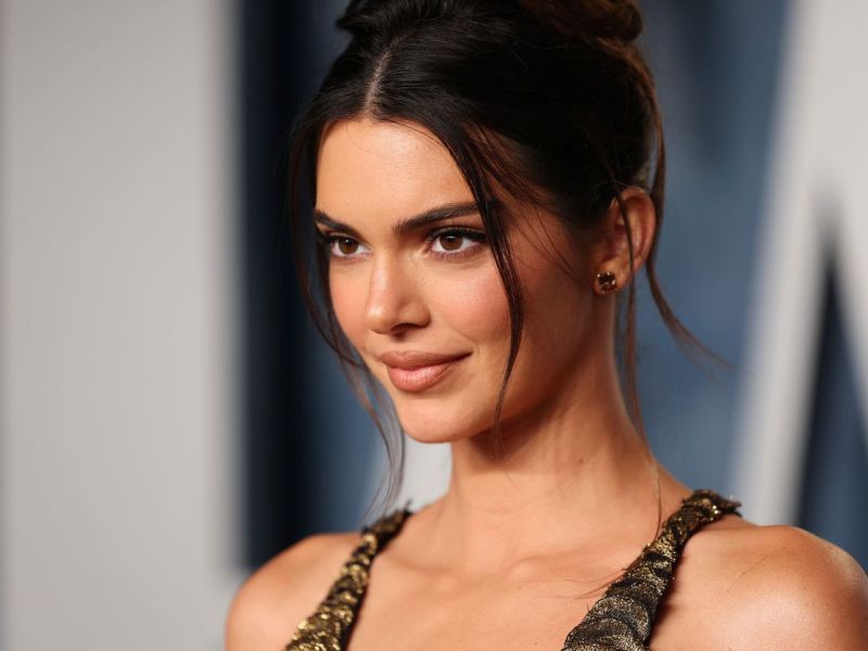 Kendall Jenner mit Cloud Skin Make-up.