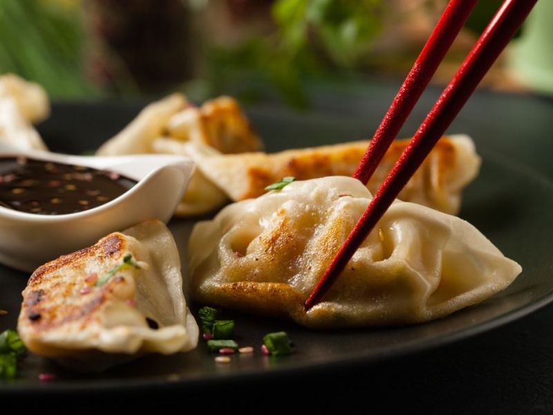 Gyoza werden mit Stäbchen gegessen