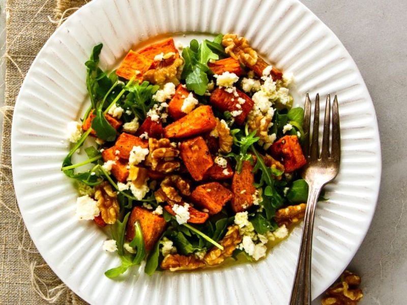 Salat mit Süßkartoffel-Spalten, Feta und Walnüssen.