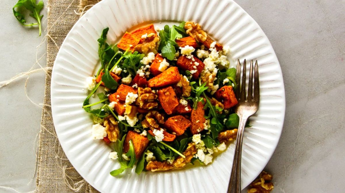 Salat mit Süßkartoffel-Spalten, Feta und Walnüssen.