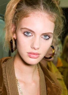 Make-up-Trends 2020: Glossy Nude-Lippen