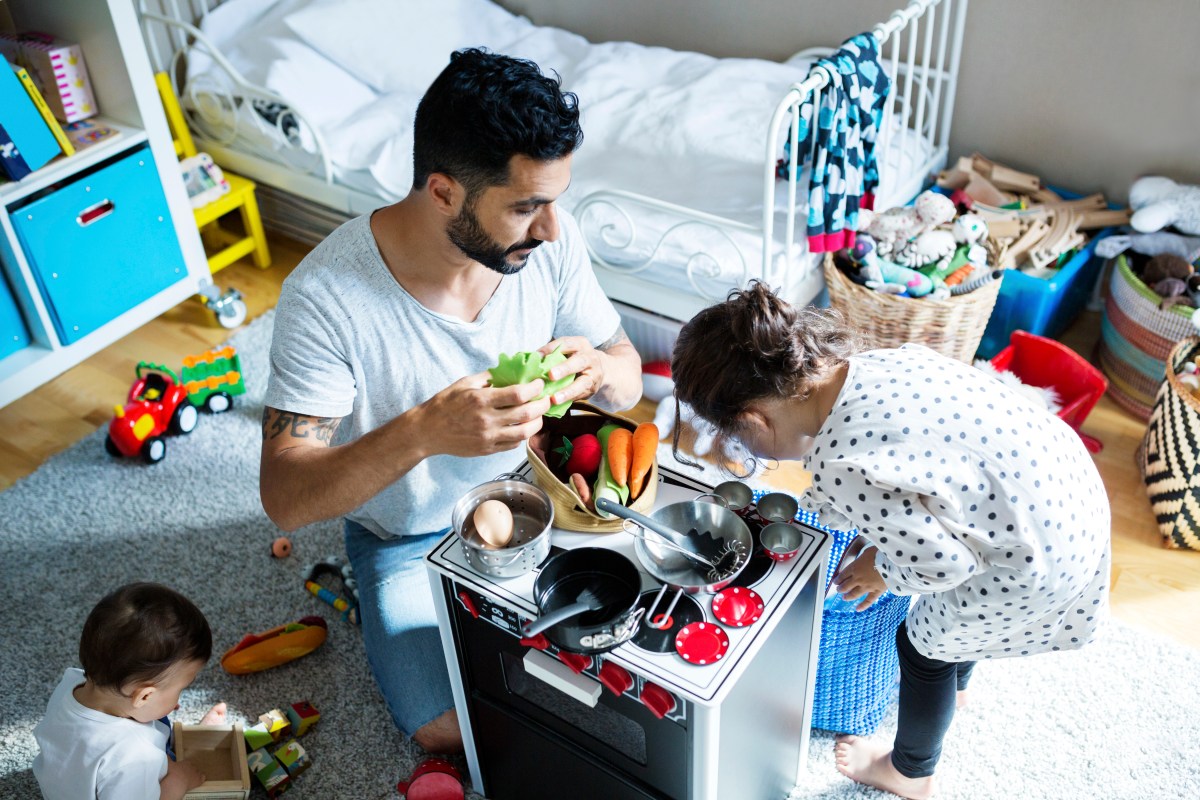 Krebs-Väter spielen super gerne mit ihren Kindern