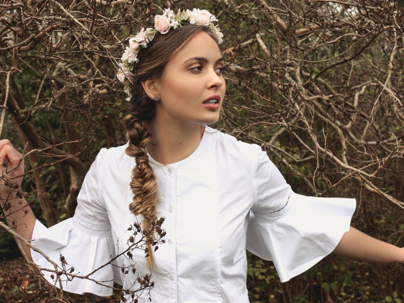 Mit Feder und Blumen in den Sommer: Hier kommen traumhaft schöne Boho-Frisuren