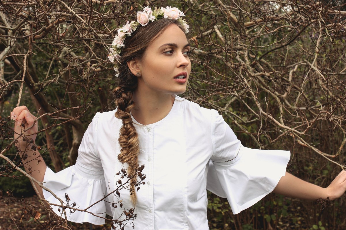 Mit Feder und Blumen in den Sommer: Hier kommen traumhaft schöne Boho-Frisuren