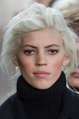 Platinblondes 'Zuckerwatte'-Haar bei M. Kors H/W 2015