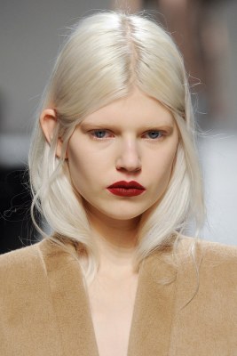 Platinblondes Model bei M. Mara H/W 2015