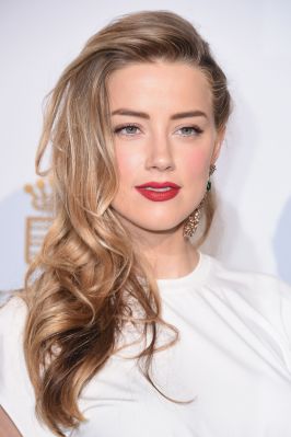 Amber Heard trägt den Sidecut glamourös mit Locken