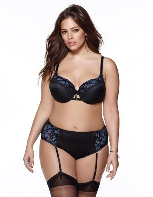 BH und Slip mit Strumpfhaltern von Ashley Graham, im Set ca. 90 €, gesehen auf navabi.de